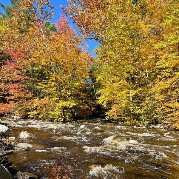 Twin Creeks, Waterfront Catskills Retreat, hotel v destinaci Ellenville