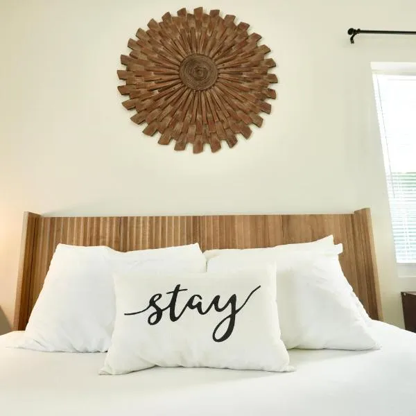 SōLE Suite #1-2 min to BEACH-Patio & Courtyard, hotel v destinaci Cocoa Beach