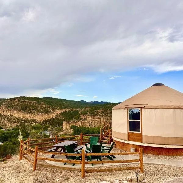 Yurt Overlook #7 with AC and Private Bath 2 Kings, hotel v destinaci Orderville