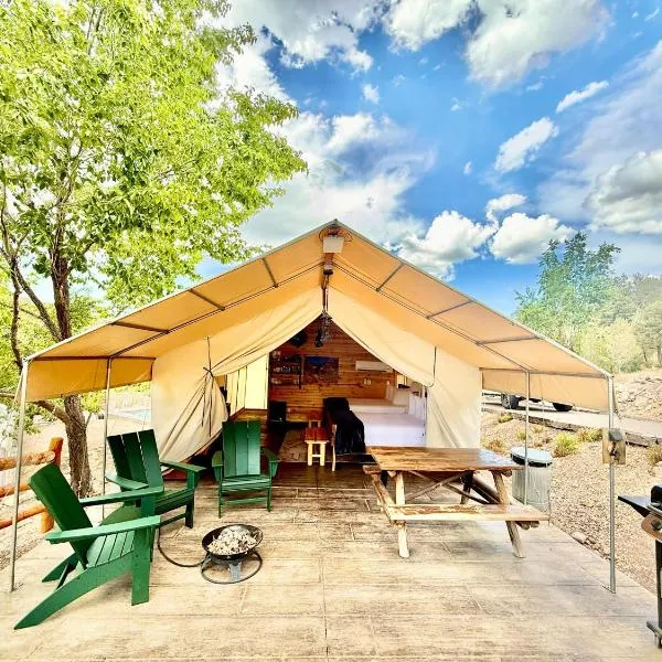 Glamping Tent #4 with Heat AC and Private Bath, hotel v destinaci Orderville