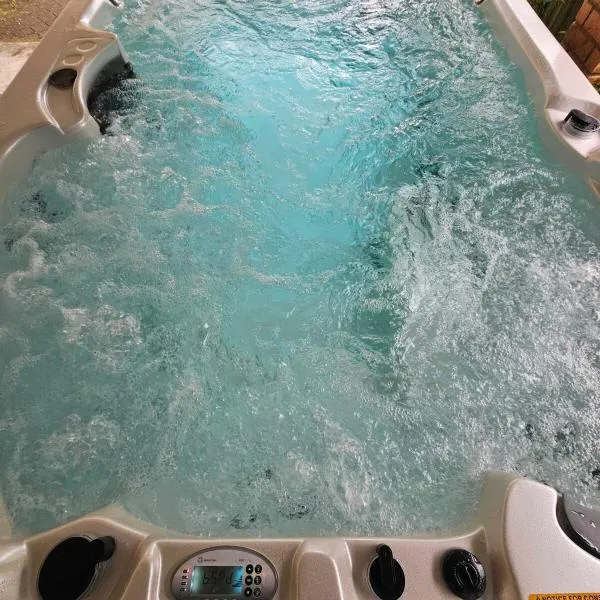Lakeside Retreat with Swim Spa, hotel in Hamilton