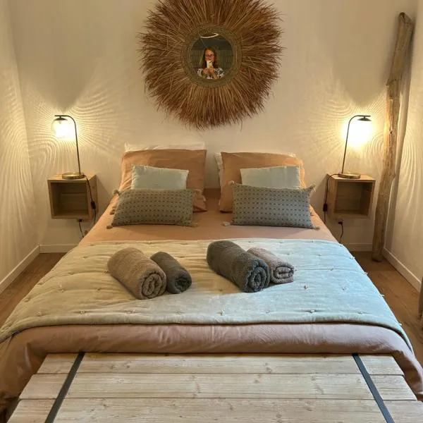 Cocon cosy appart romantique, jacuzzi piscine, hotel v destinaci Puget