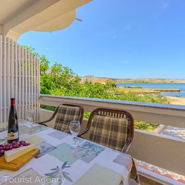Rajka Beachfront Cozy Retreat, отель в городе Кустичи