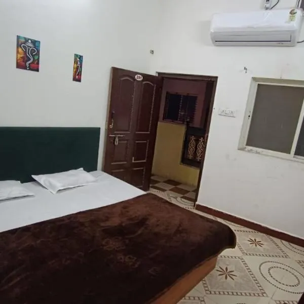 Ujjain Hotel Shree Ram Kut! Near Shri Mahakaleshwar Jyotirlinga Temple And Railway Station - Providing Air Conditioned Rooms With Free Wi-fi Facility & Excellent Room Service, hotel v destinaci Udždžain
