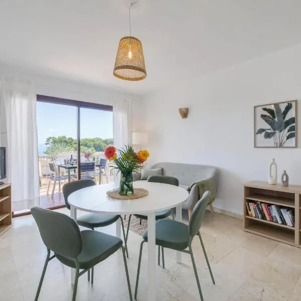 DIANA-Moderne Ferienwohnung direkt am Strand,Klima, Wifi,zentrale Lage, Supermärkte-Shops-Restaurants fussläufig, hotel a Alcúdia