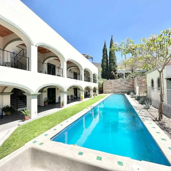 Poolside Paradise Suite in the heart of Ajijic, hotel a Ajijic