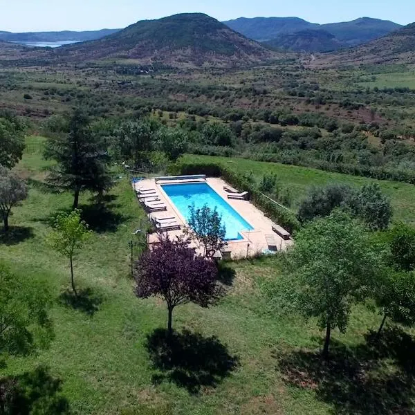 Gite Bergerie Piscine avec vue panoramique sur le Lac du Salagou, Hotel in Le Puech