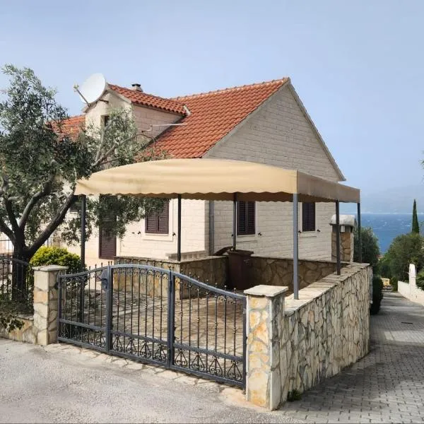 Apartments Jela, hotel in Splitska