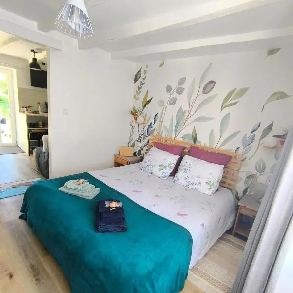 Le Tigîte B&B, Suite autonome avec entrée indépendante, petit-déj et linge fourni, pour 1 à 4p -Queen size et canapé lit double-, hotel v destinaci Allaire