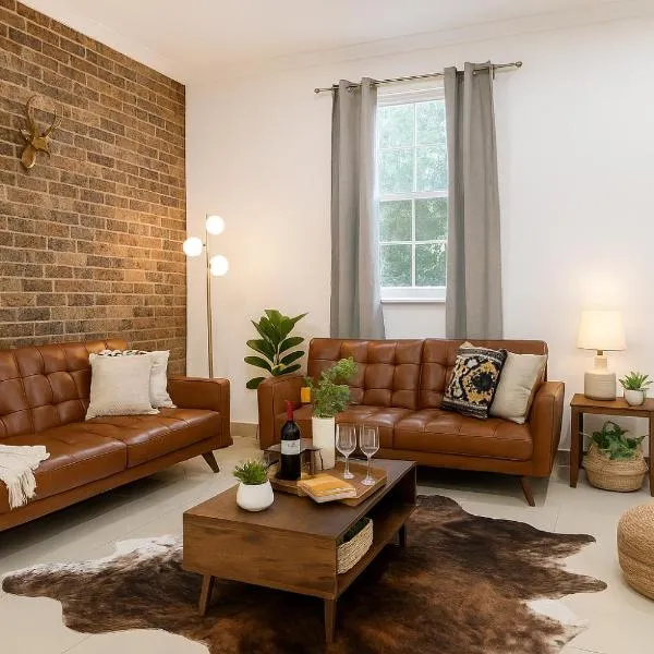 3BR Glebe Retro Jungle Escape Near Darling Harbour, hotel em Sydney