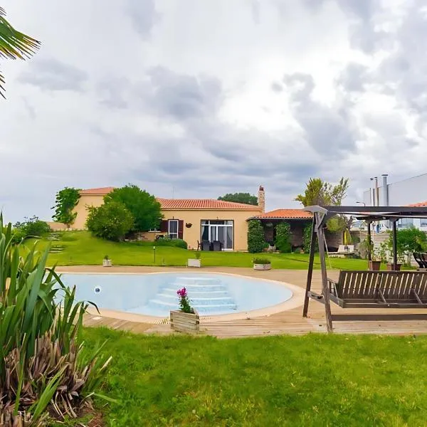 Spacious 4 bedroom Luxury Villa with Lush Gardens Close to City & Beach, hotel Alexandrúpoliban