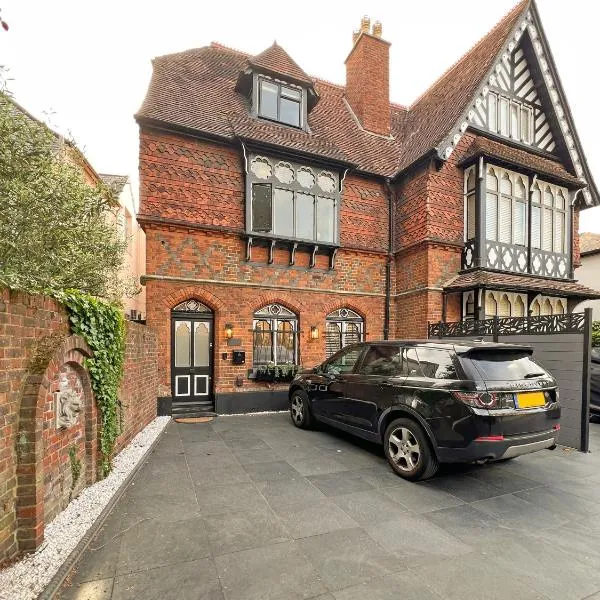 Incredible Luxury Windsor Long Walk 4 Bedroom Home With Free Driveway Parking, хотел в Уиндзор