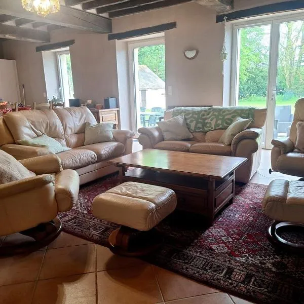 Longère avec jacuzzi et jardin à 10 min de Rennes, hôtel à Servon-sur-Vilaine