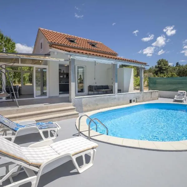 Villa Baras garden - house with pool, hotel v destinácii Mirce