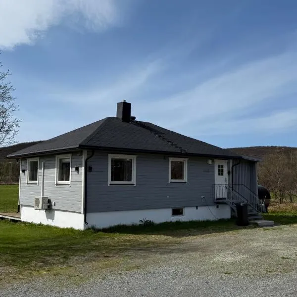 Koselig hus i sentrum av Olderfjord, hotel in Russenes