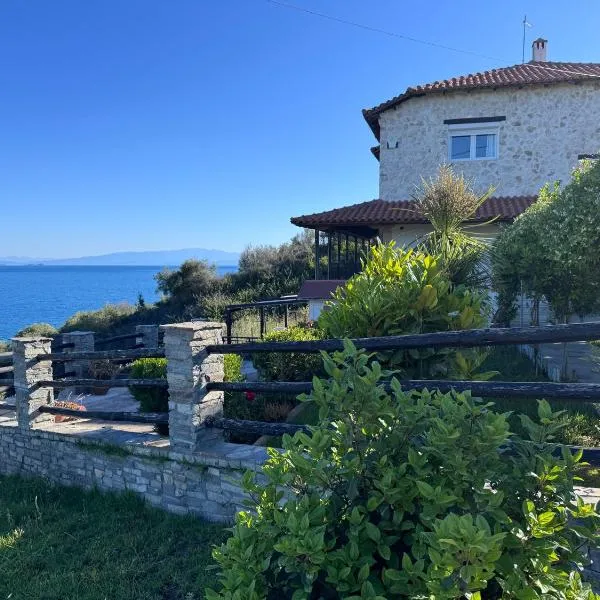 Kyriakos Villa Suite, hotel in Nea Roda