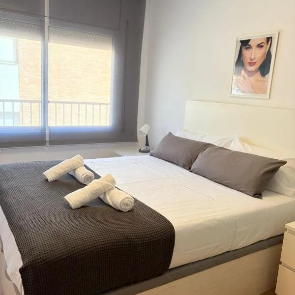 C-Escapada Barcelona-Parking Privado-AC-Metro-3hab, hotel i Cornellà de Llobregat