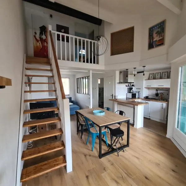 Duplex au cœur du bourg à 10 minutes de la plage, hôtel à Biscarrosse