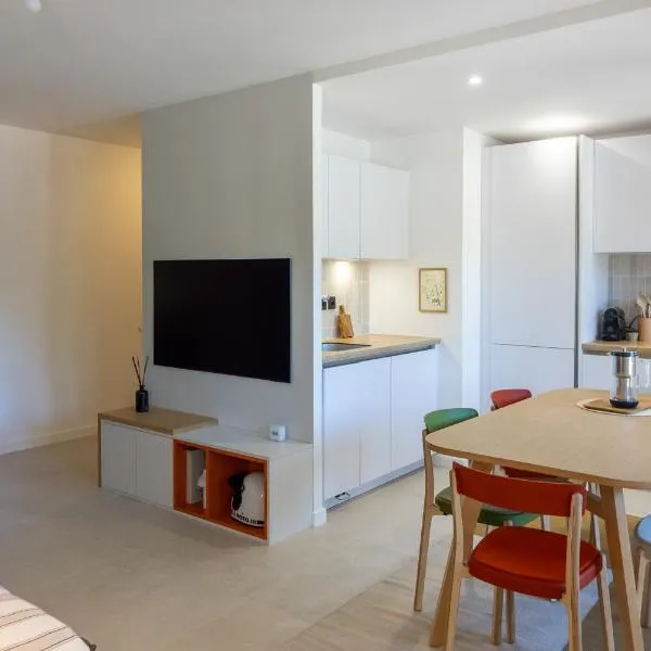 Appartement Design classé 3 étoiles avec Terrasse & Parking Privé - Hyper Centre Orléans, hotel v destinaci Orléans