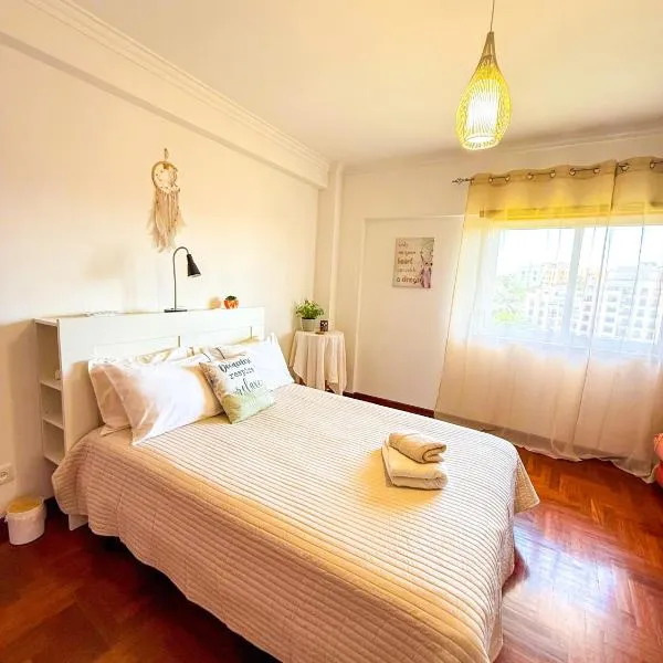 Superhost Stay Garden View Double Room near Lisbon and Beaches，科羅伊奧斯的飯店