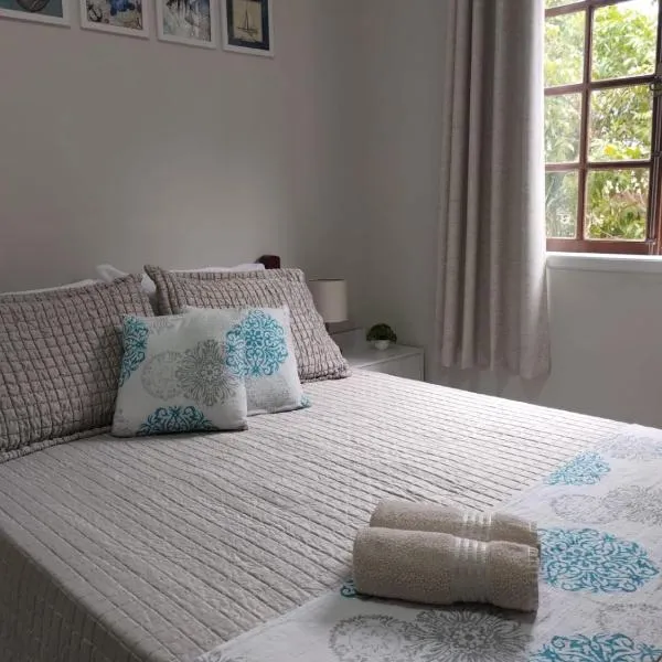 CASA a 550 METROS DA SAÍDA DOS PASSEIOS DE BARCO NA PRAIA DOS ANJOS 1 VAGA DE GARAGEM, hotel em Arraial do Cabo