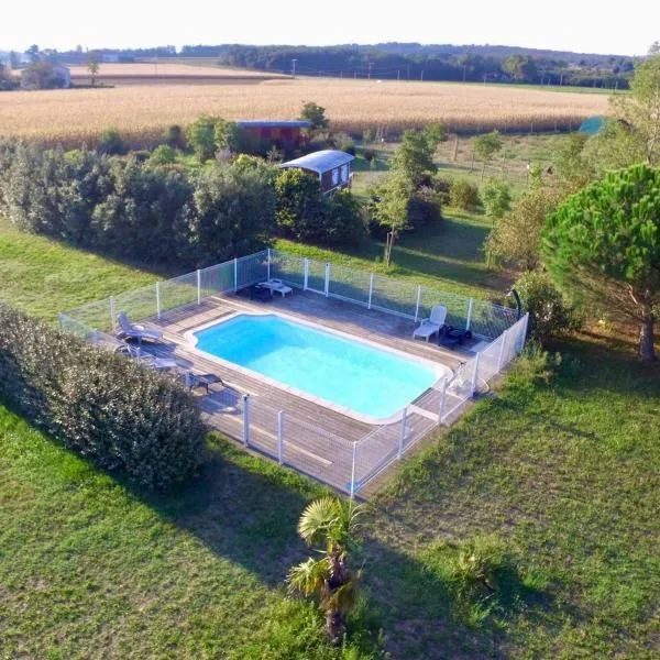 Les Roulottes-Gîtes de la Ferme de l'Autruche Dromoise, hotel v destinaci Livron-sur-Drôme