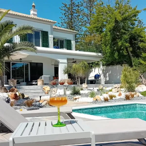 Luxury Casa Madeira, HEATED Salt Water Pool and Panoramic Woodfire Sauna, hotel in Lagos
