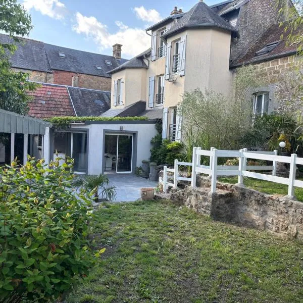 Maison de ville avec jardin clos, hotel em Carrouges