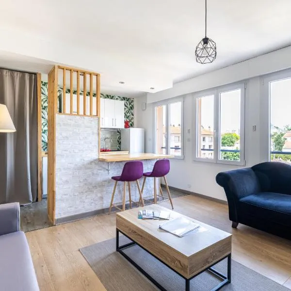 Bleu rivage F3 bord de l'Allier - parking gratuit - 2 étoiles, ξενοδοχείο στο Βισύ
