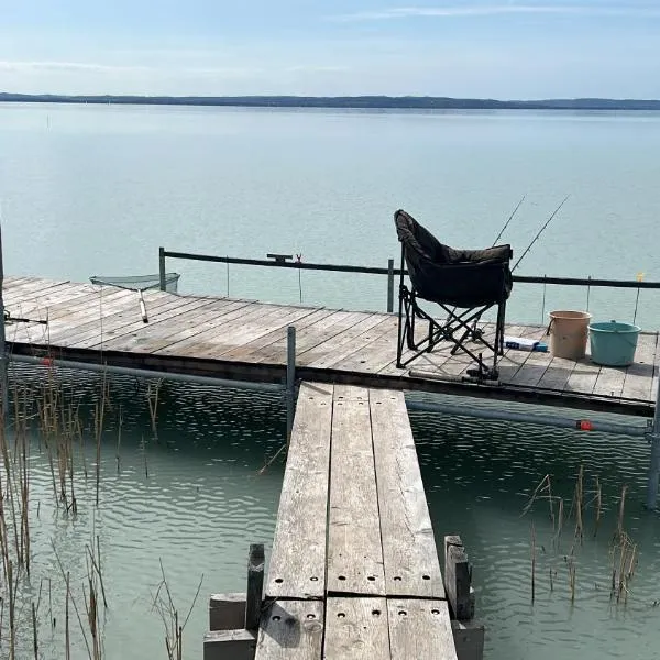 Retro Lakefront House With A Dock, hotel en Balatonvilágos
