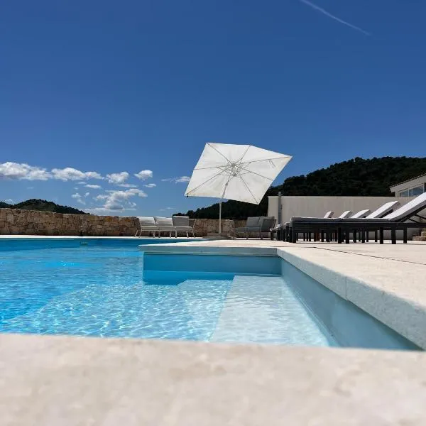 Villa Mbita Sardegna, готель у місті Brunella