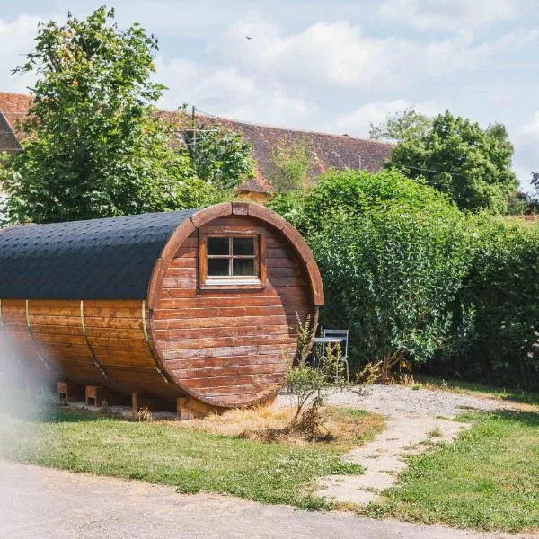 Tonneau en bois insolite au coeur du Charolais, hotel en Baron