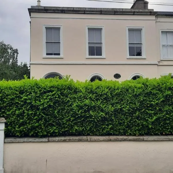Lovely 2 Bed Garden Level Apartment Blackrock, hotel v destinaci Blackrock