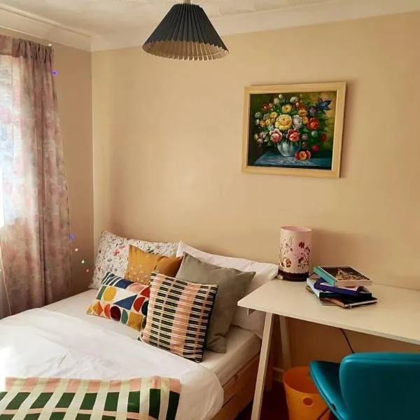 Cozy room near Heathrow, hotel v destinácii Feltham