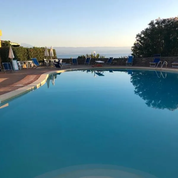 Una Piscina sul Mare Apartment, hotel in Milazzo