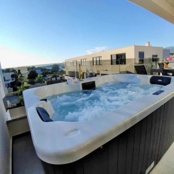 Bella Vista Sunset penthouse with private jacuzzi, hotel v Novalji