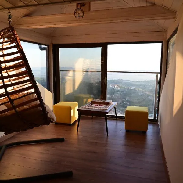 Damiano's Penthouse Old Bazaar - Castle to Coast View, hotel in Krujë