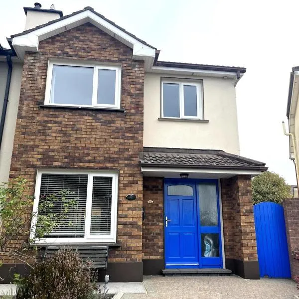 Bright & Cozy Home in Knocknacarra, hotel in Galway