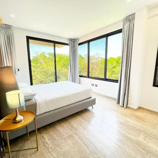 Modern Apartment with Private Terrace and Golf Course View, free parking in Puerto Aventuras, hotel v destinaci Puerto Aventuras