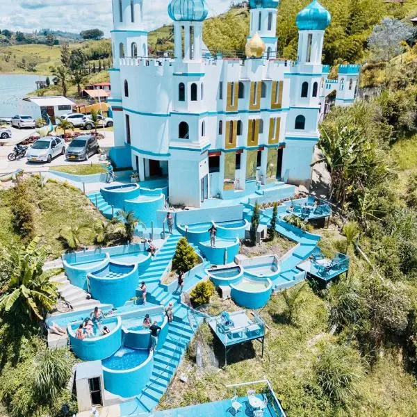 Hotel y Termales Castillo Del Lago Guatape, hotel v destinaci Horizonte