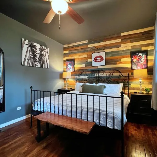 The Banksy-Free Parking -4 bedroom w King bed- Firepit Rooftop near United Center, hotel a Chicago