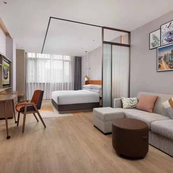 Home2 Suite by Hilton Shanghai Hongqiao Caohejing، فندق في شانغهاي