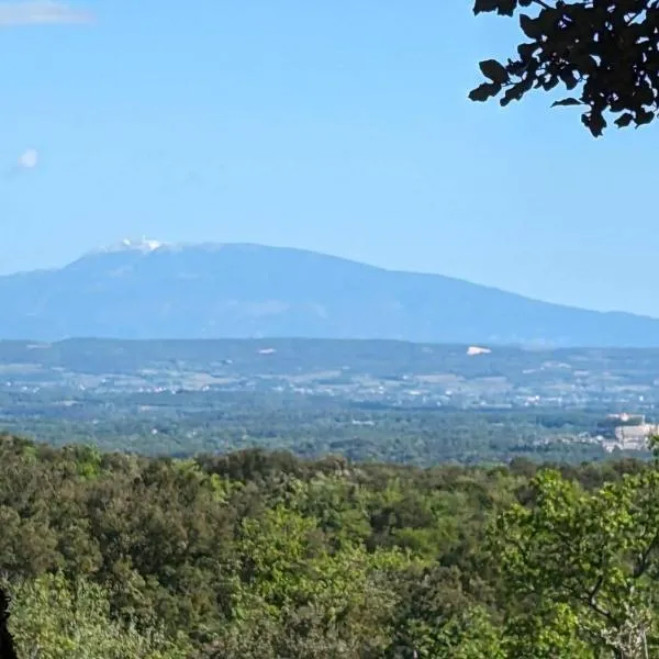 Glamping Grignan 2 tentes 40m2 9 personnes vue exceptionnelle, хотел в Réauville
