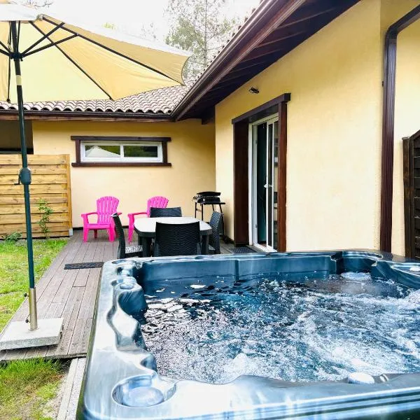 Maison avec jacuzzi, proche de la plage, hotel em Lévignacq