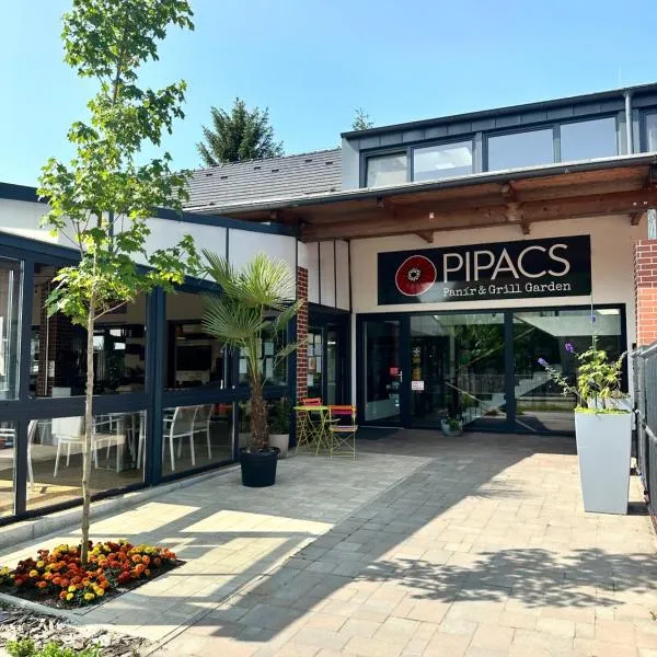 Pipacs Panír & Grill Garden Vendégház, hotel v destinaci Győrújbarát