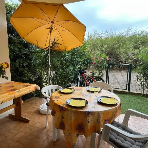Grand Studio rez de jardin avec parking à 5 min à pieds de la mer et commerces, khách sạn ở Calvi