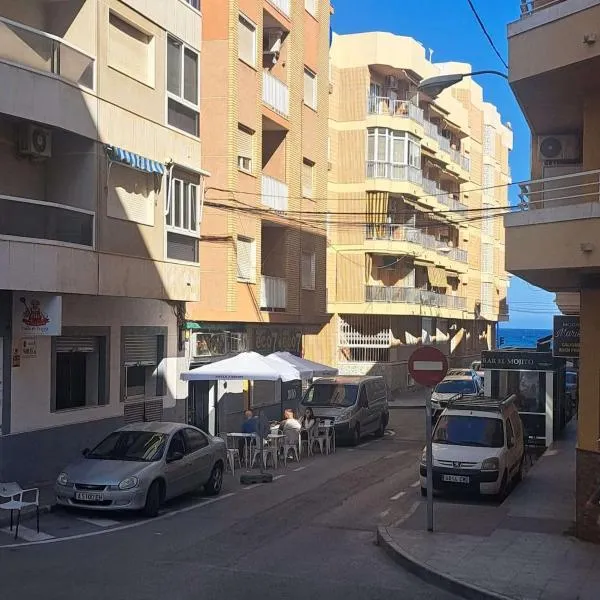 60m to Locos Beach, hotel in Torrevieja