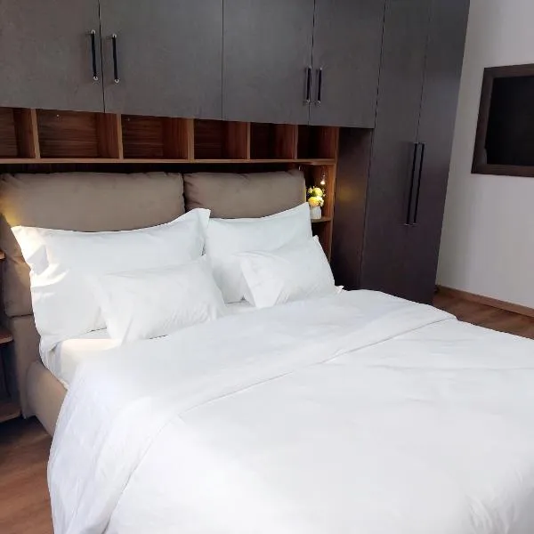 SUNSHINE- 2 minutes walk to Bernina Express, hotel in Tirano