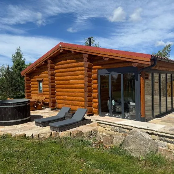 Entire Luxury Log Cabin Sleeps 6 with Private Hot Tub & Scenic Views near Durham & Bishop Auckland, отель в городе Дарем