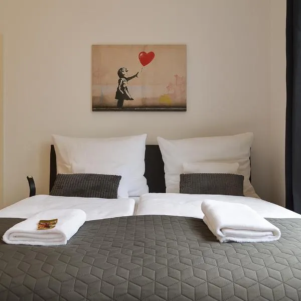 AMA Home AMALI - Geräumiges Apartment mit Balkon & Parkplatz - Perfekt für Business & Erholung، فندق في Hiddenhausen